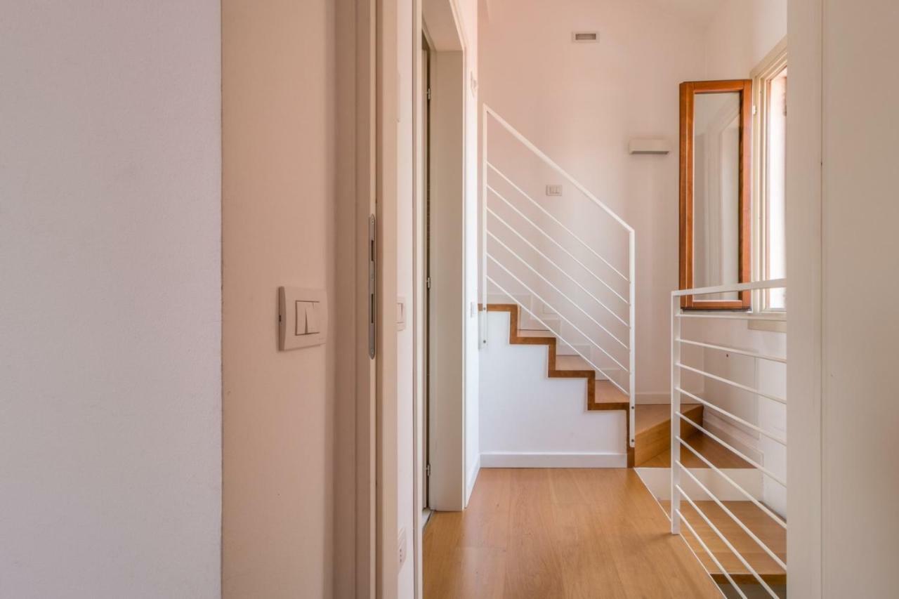 Carmini Canal View And Balcony With Lift Venice Exterior photo