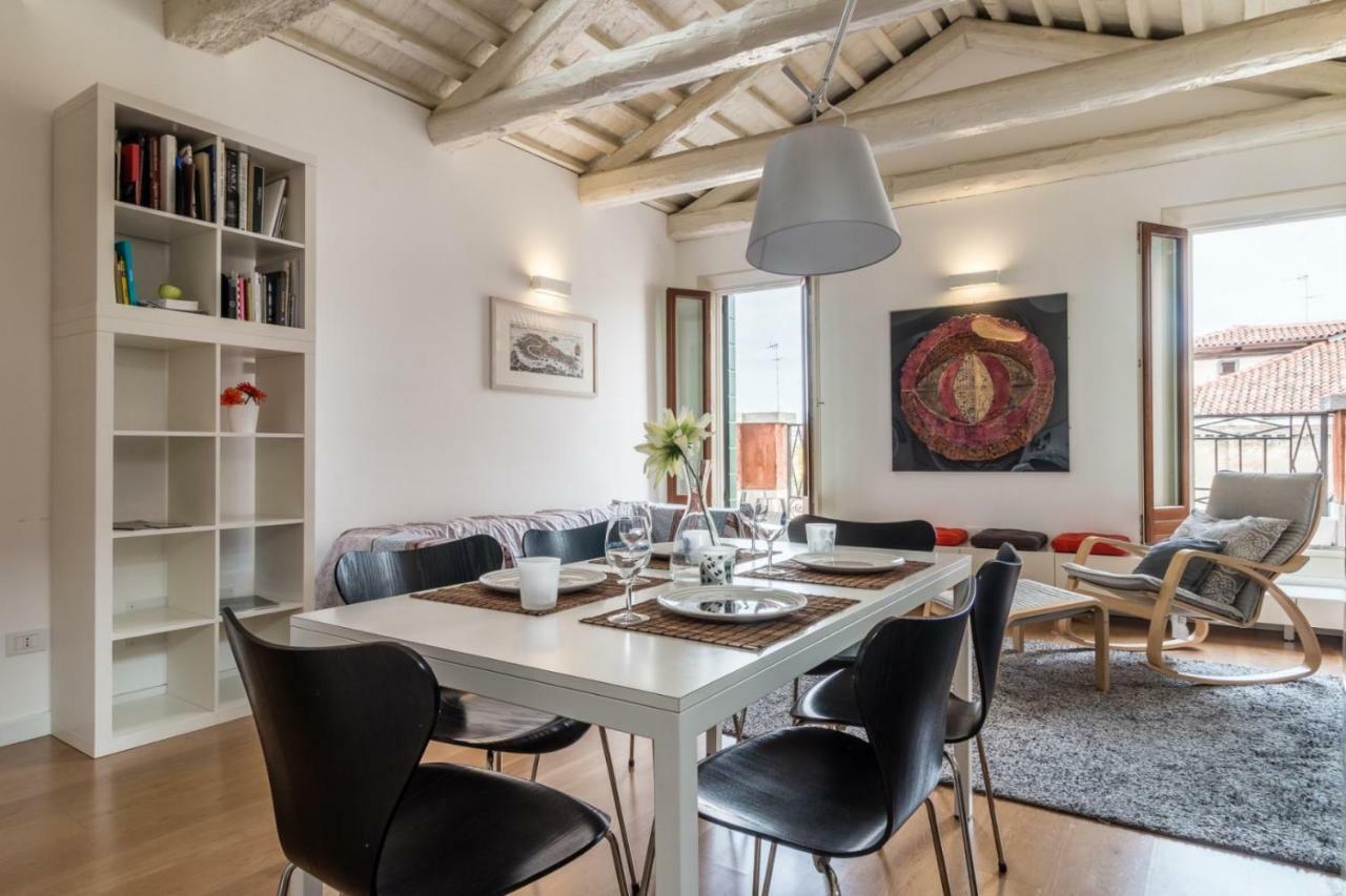 Carmini Canal View And Balcony With Lift Venice Exterior photo