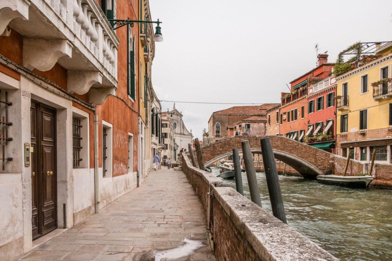 Carmini Canal View And Balcony With Lift Venice Exterior photo